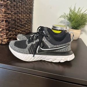Nike React Flyknit running shoe. Size 6